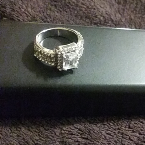 White sapphire ring - Picture 1 of 2